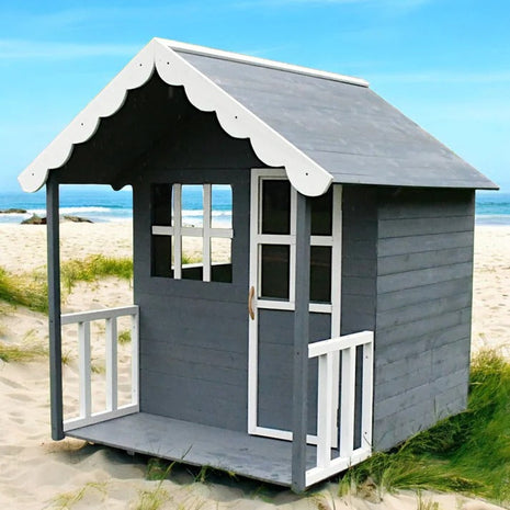 Drvena dječija kućica za igre na otvorenom u dvorištu i bašti