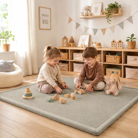 Dječiji tepih sa memorijskom penom KINDER HOME LOLA, 150x200 cm, debljina 3,5 cm, baršunasto mekan vodoodbojni gornji sloj, memori pena, protivklizna podloga, siva