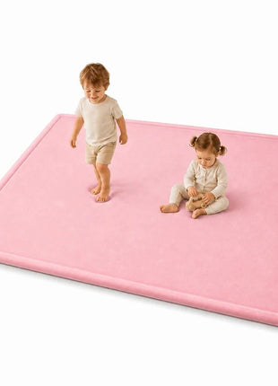 Dečiji tepih sa memorijskom penom KINDER HOME LOLA, 150x200 cm, debljina 3,5 cm, baršunasto mekan vodootporni gornji sloj, memori pena, podloga protiv klizanja, roze