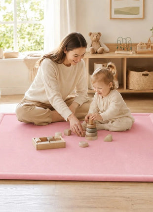 Dečiji tepih sa memorijskom penom KINDER HOME LOLA, 150x200 cm, debljina 3,5 cm, baršunasto mekan vodootporni gornji sloj, memori pena, podloga protiv klizanja, roze