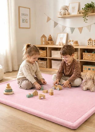Dečiji tepih sa memorijskom penom KINDER HOME LOLA, 150x200 cm, debljina 3,5 cm, baršunasto mekan vodootporni gornji sloj, memori pena, podloga protiv klizanja, roze