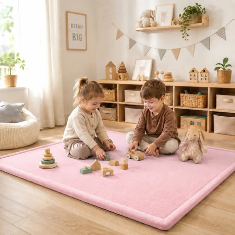 Dečiji tepih sa memorijskom penom KINDER HOME LOLA, 150x200 cm, debljina 3,5 cm, baršunasto mekan vodootporni gornji sloj, memori pena, podloga protiv klizanja, roze