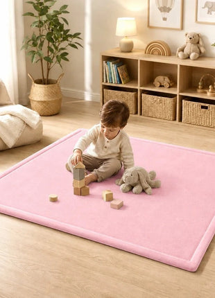 Dečiji tepih sa memorijskom penom KINDER HOME LOLA, 150x200 cm, debljina 3,5 cm, baršunasto mekan vodootporni gornji sloj, memori pena, podloga protiv klizanja, roze