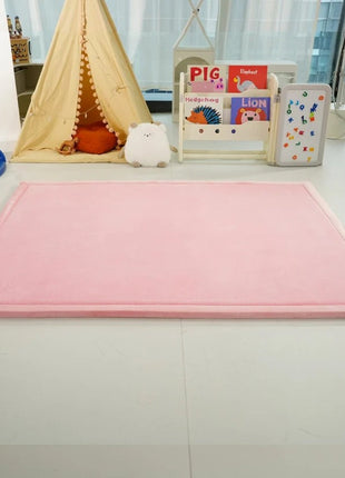 Dečiji tepih sa memorijskom penom KINDER HOME LOLA, 150x200 cm, debljina 3,5 cm, baršunasto mekan vodootporni gornji sloj, memori pena, podloga protiv klizanja, roze