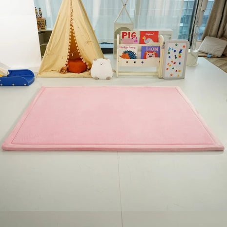 Dečiji tepih sa memorijskom penom KINDER HOME LOLA, 150x200 cm, debljina 3,5 cm, baršunasto mekan vodootporni gornji sloj, memori pena, podloga protiv klizanja, roze
