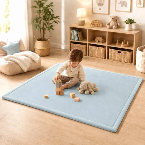 Dečiji tepih sa memorijskim efektom KINDER HOME LOLA, 150x200 cm, debljina 3,5 cm, baršunasto mekan vodootporni gornji sloj, memori pena, protivklizna podloga, plava