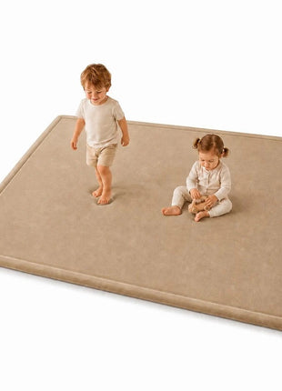 Dječiji tepih sa memorijskom penom KINDER HOME LOLA, 150x200 cm, debljina 3,5 cm, baršunasto mekan vodootporni gornji sloj, memori pena, podloga protiv klizanja, bež