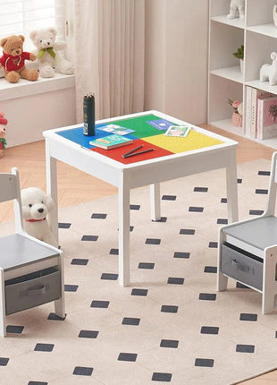 Dječiji sto sa 2 stolice, dvostrani, drveni set za učenje, crtanje, pisanje, slaganje konstruktora tipa LEGO - BIJELA/SIVA