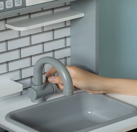 Dječija drvena kuhinja sa zvukom, svjetlom i priborom za kuvanje - bijelo/siva