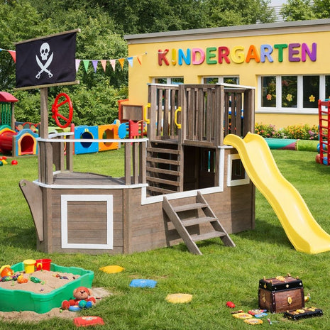 Dečija drvena penjalica Piratski brod sa toboganom i peskarnikom KINDER HOME – Za dvorište i baštu, 310×320×180 cm